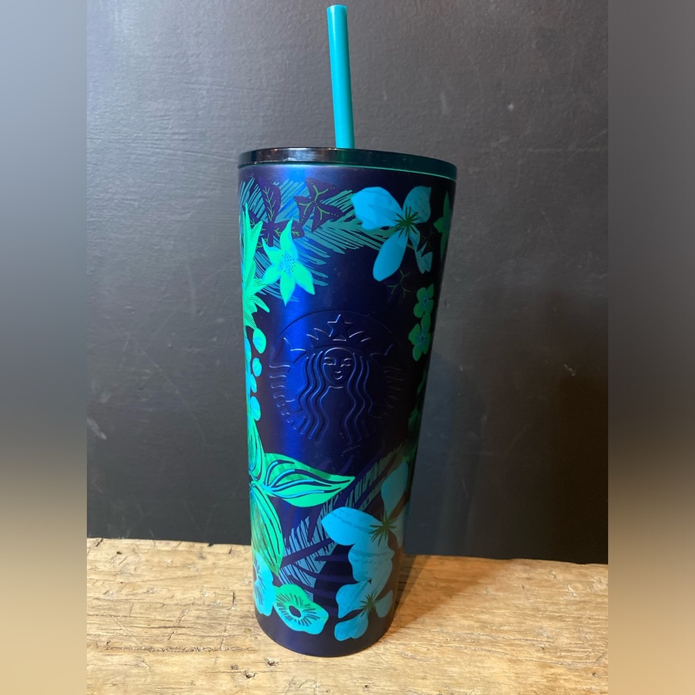 Starbucks Stainless Venti
Tumbler floral navy blue
Starbucks
Size: OS